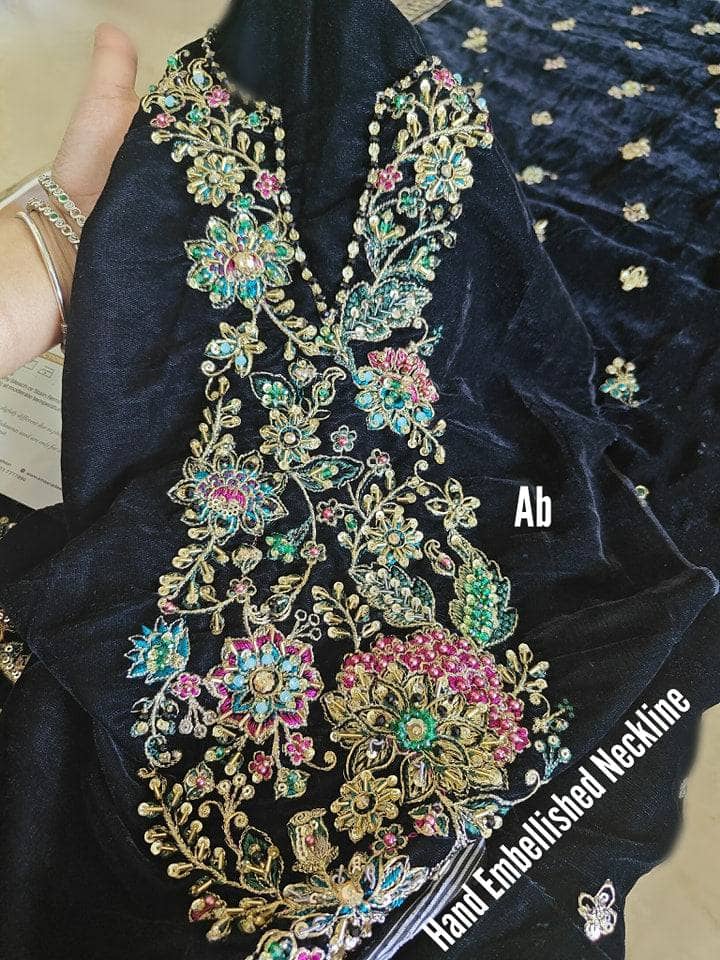 img_emaan_adeel_velvet_awwal_boutique