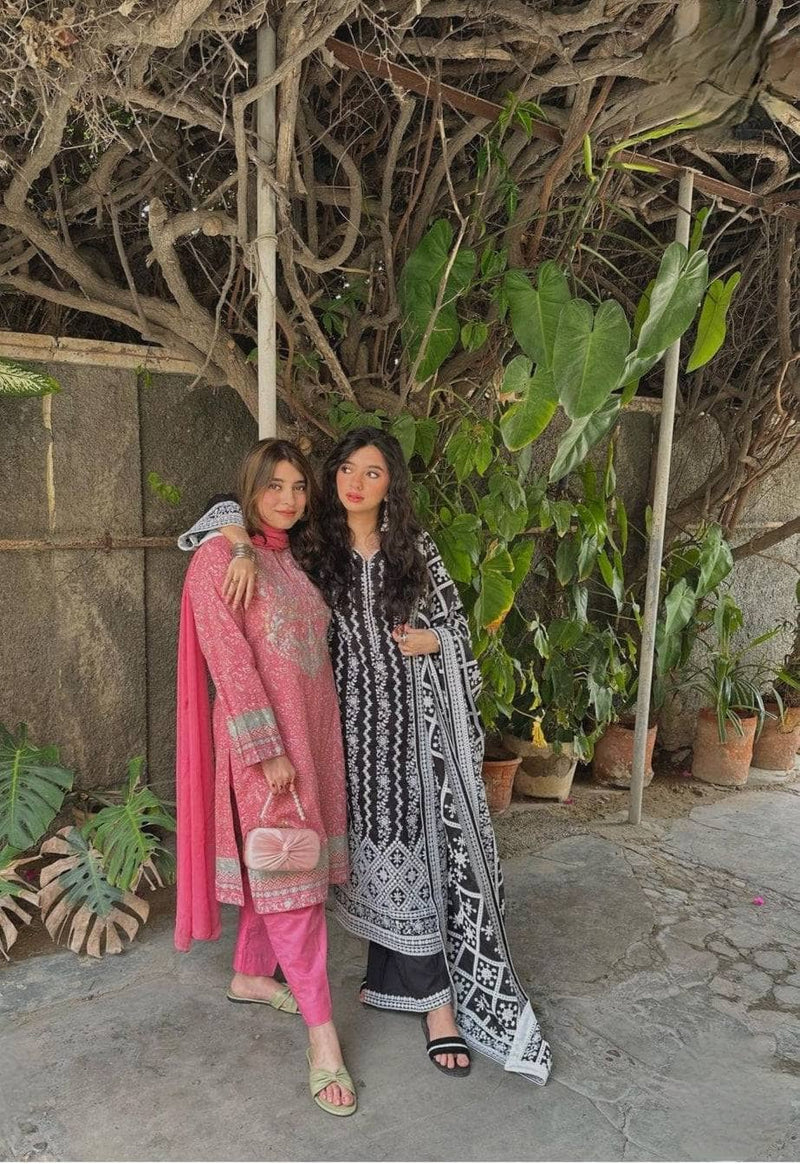 Img_image_lawnkari_lawn_awwal_boutique