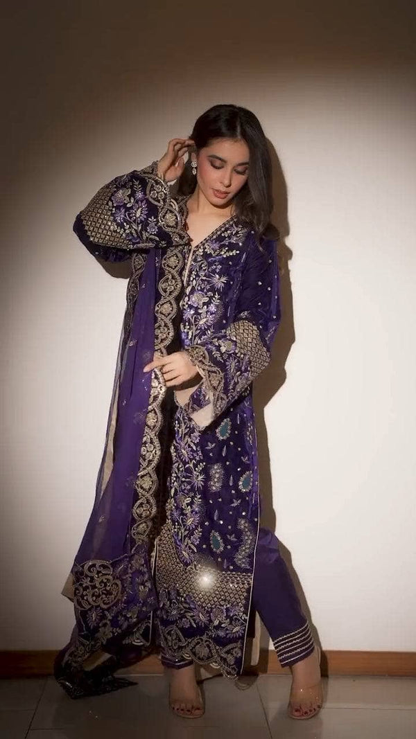 img_emaan_adeel_velvet_24_awwal_boutique