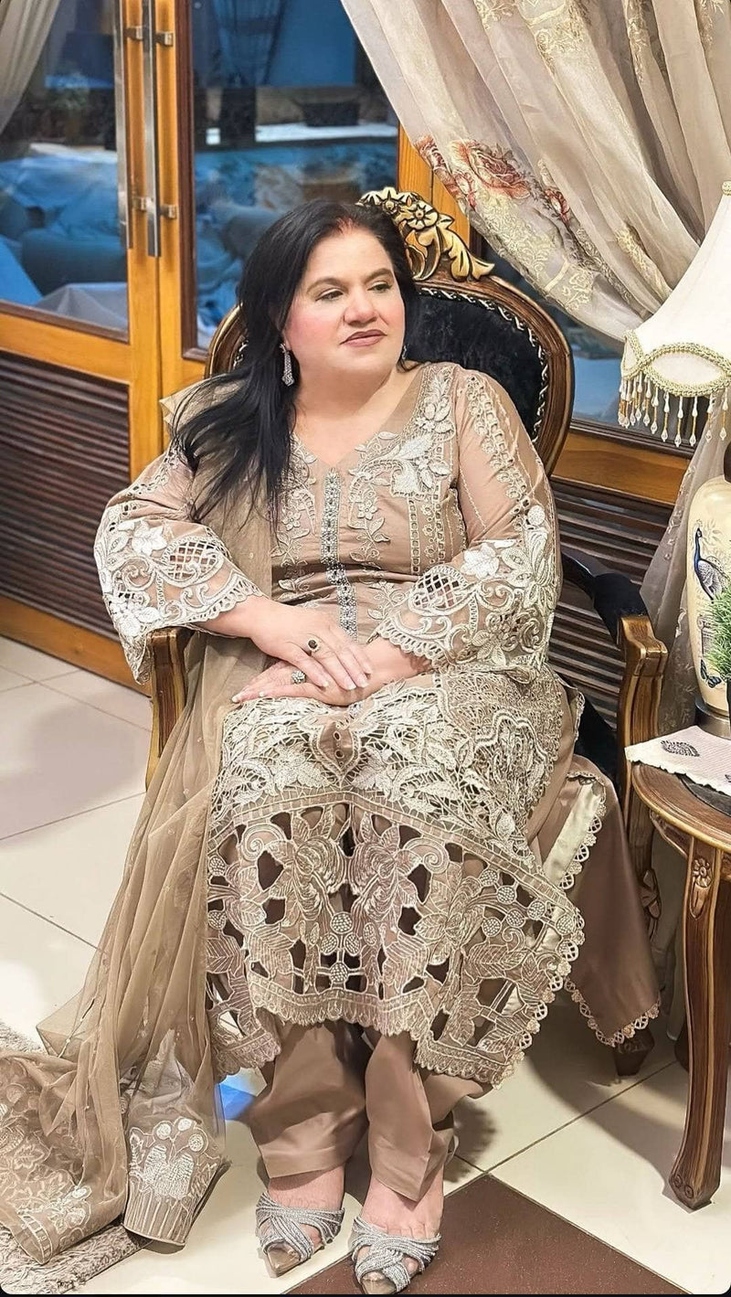 img_spotted_in_maria_b_lawn_awwal_boutique